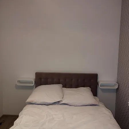 Opera Kolobrzeska 6 Super Vip Parking *